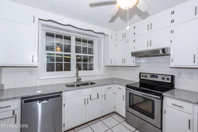 Building Photo - Maryville 37804 - 2 bedroom, 1 bath home w...