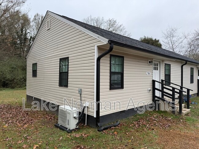 Building Photo - 705 N Main St