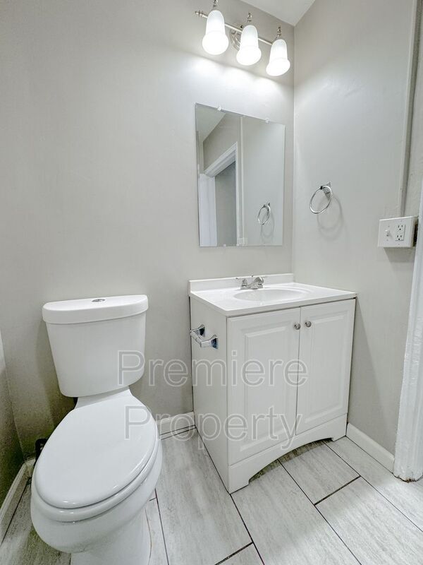 Building Photo - 10607 E Lexington Ave