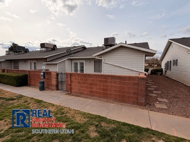 Building Photo - River Road Townhome