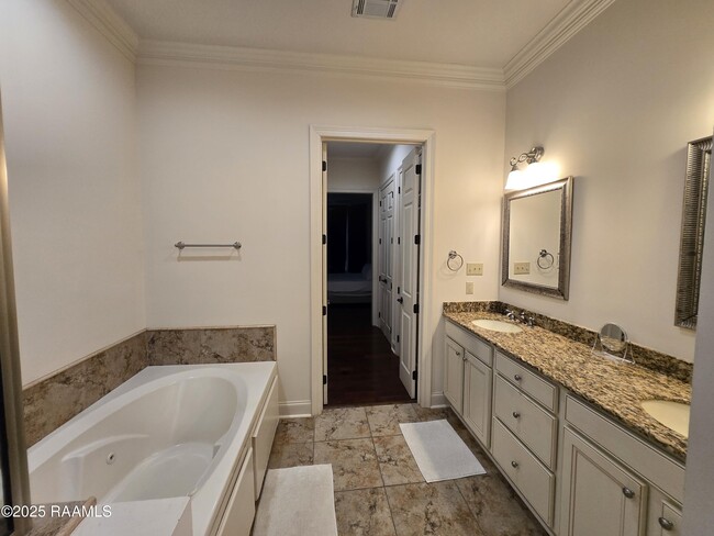 Building Photo - 208 Traditions Dr