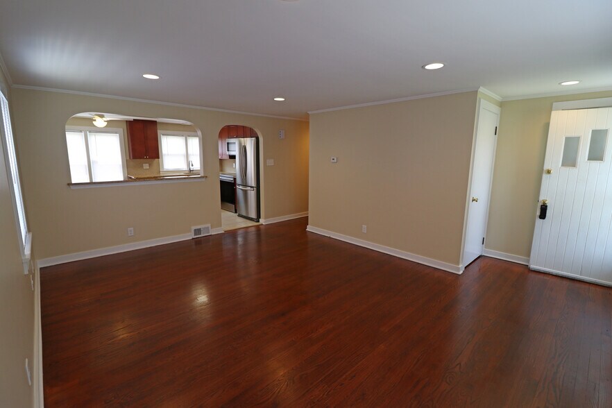 Building Photo - 372 Berkley St