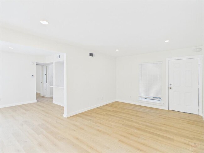 Building Photo - 2124 Burton Dr