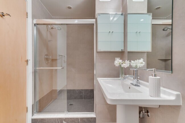 Building Photo - Logan Circle Condo | 2 Bed | 2 Bath | 1,000 Sf | 1 Garage Parking Space