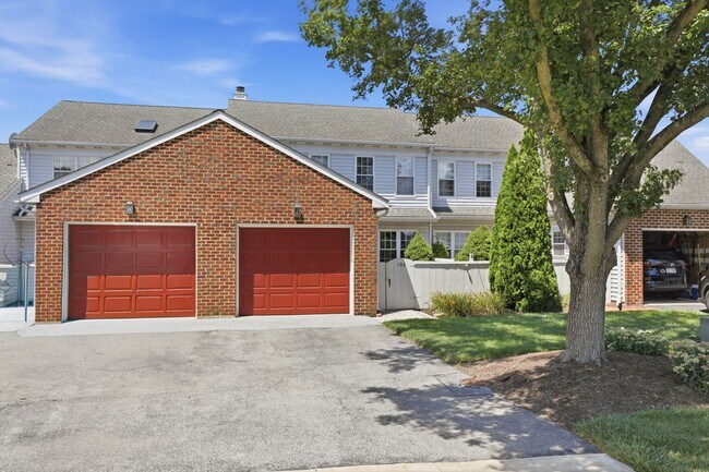 Building Photo - Stunning 3 Bedroom Townhome !