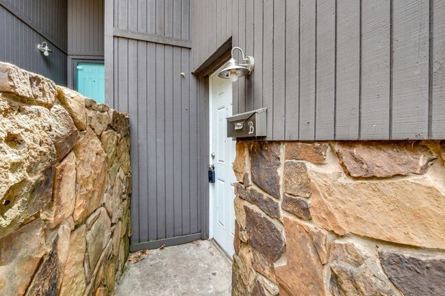 Building Photo - 4106 Mason Dr