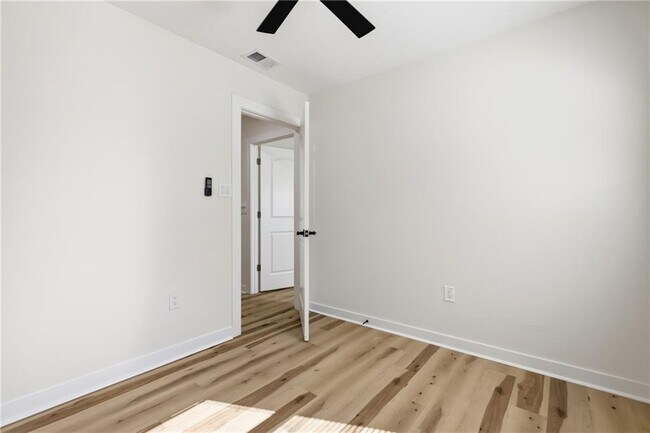 Building Photo - 19 Robin Hood Dr