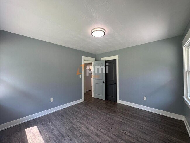 Building Photo - 132 S Elgin Ave