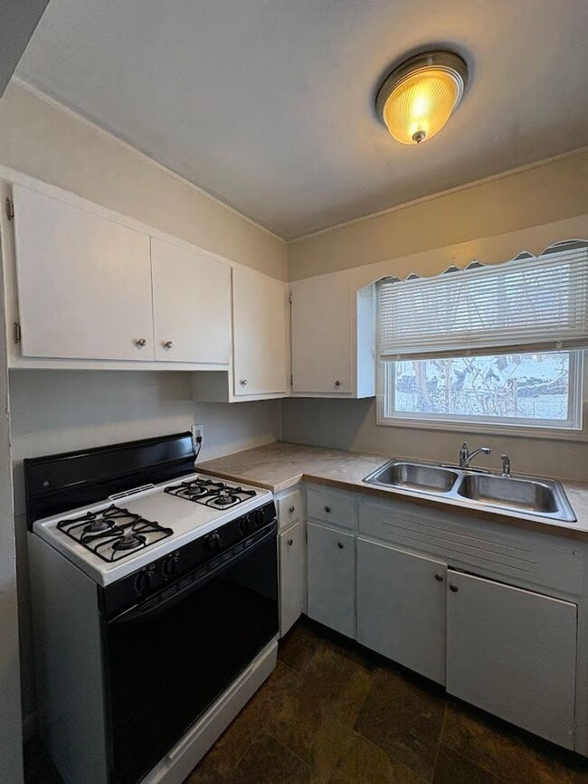 Building Photo - Three bedroom one bathroom home for rent