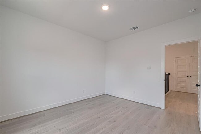 Building Photo - 1354 W 24th St