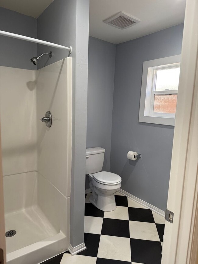 Building Photo - West Ventura 1+1 bedroom unit with a 2 car...