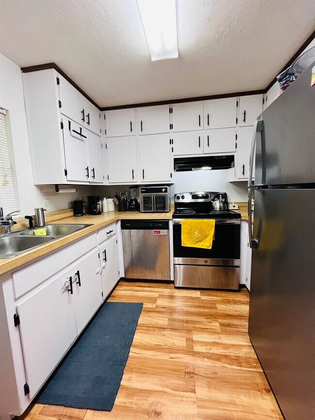 Building Photo - 581 Holyoke Ct