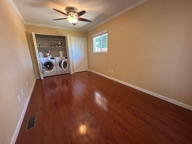 Building Photo - 245 Mockingbird Cir