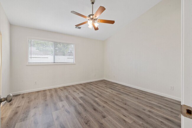 Building Photo - Pet Friendly, Updated NW Visalia Home Avai...