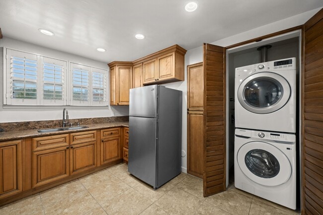 Building Photo - Renovated 3BR 2BA in Prime Beverly Hills | In-Unit W/D + Parking