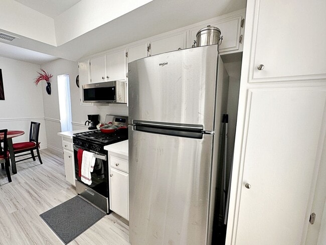 Building Photo - FULLY FURNISHED 2 BEDROOM CONDO WITH STRIP VIEWS