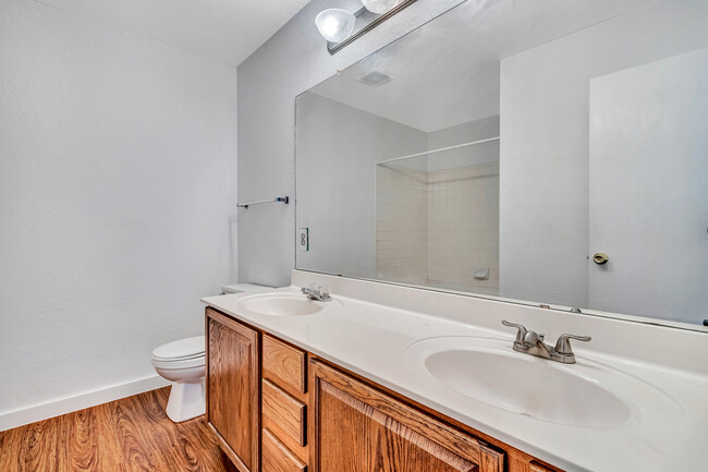 Master bath, double vanity with Garden tub - 9859 Chelsea Cir