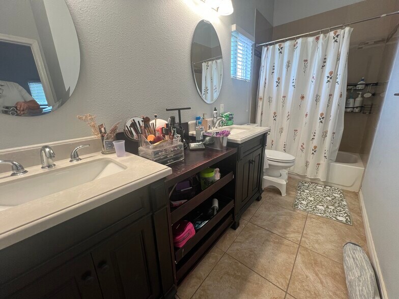 Building Photo - 1070 Fifth Ave