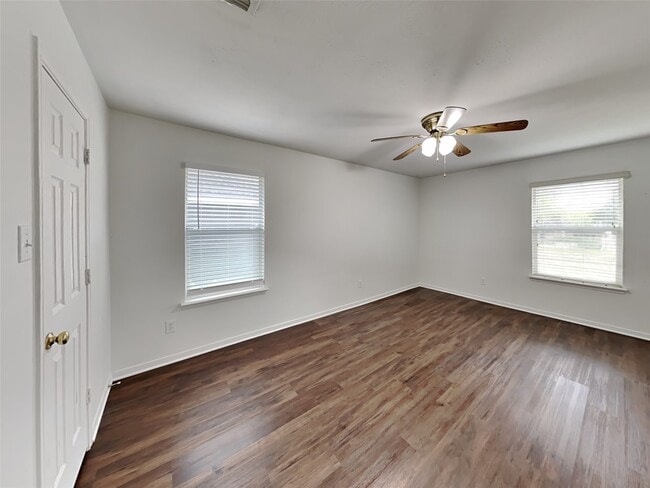 Building Photo - 3719 Pine Lake Dr