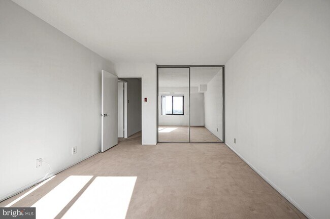 Building Photo - 307 Yoakum Pkwy