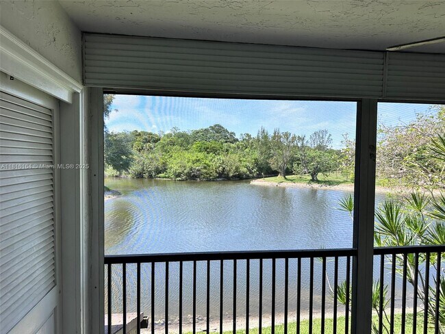 Building Photo - 2526 Carambola Cir N