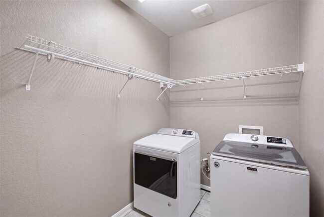 Building Photo - 2302 Brookhollow Terrace