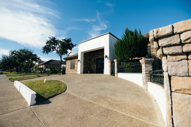 Building Photo - 302 Lake Clark Ct