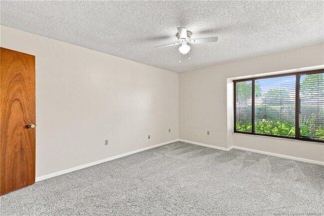 Building Photo - 2101 SE Dolphin Rd