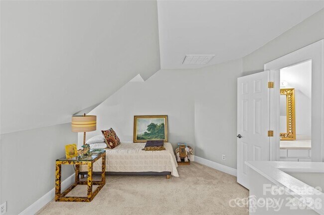 Building Photo - 609 Queens Rd