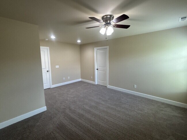 Building Photo - Spacious 3-Bed 2.5 Bath Townhome for Rent in Algood