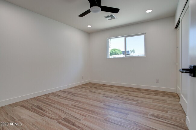 Building Photo - 4806 S La Rosa Dr