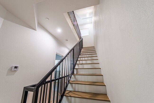 Building Photo - Brand-New Luxury Townhomes in NoHo