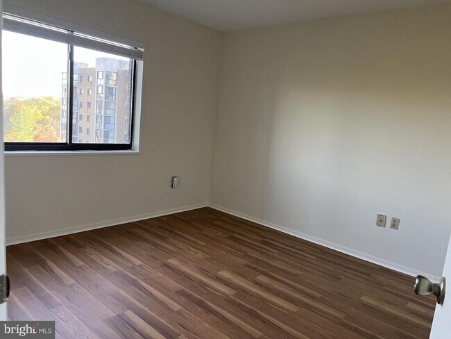 Building Photo - 15101 Interlachen Dr