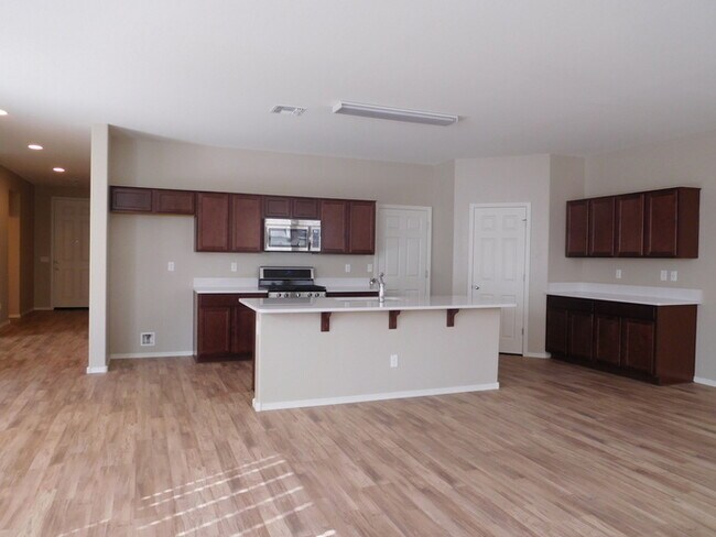 Building Photo - Naturally Well-Lit 4 bed/3 bath Single-Fam...