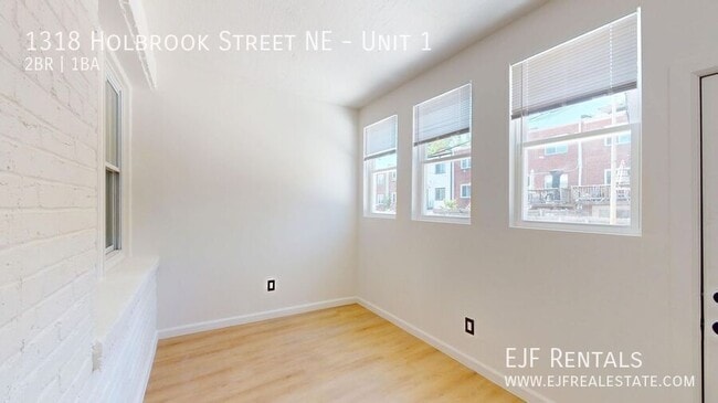 Building Photo - 1318 Holbrook St NE