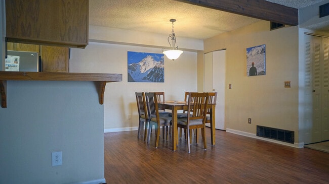 Building Photo - Comfy 2b/2ba with Outdoor Pool!