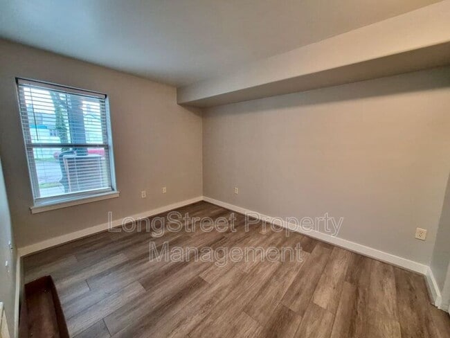 Building Photo - 9837 NE Irving St