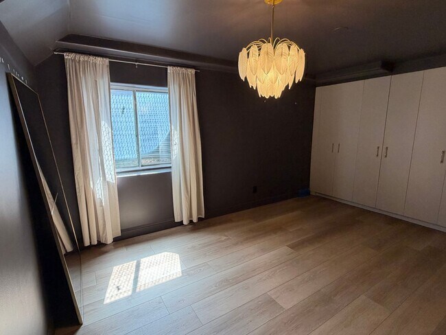 Building Photo - GORGEOUS SPACOUS HOMESTEAD!!!