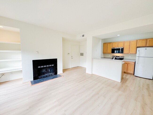 Building Photo - Beautiful 1 Bed 1 Bath Condo With Patio In...