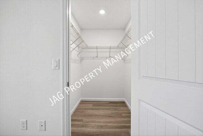 Building Photo - 615 Chaloupe St SE