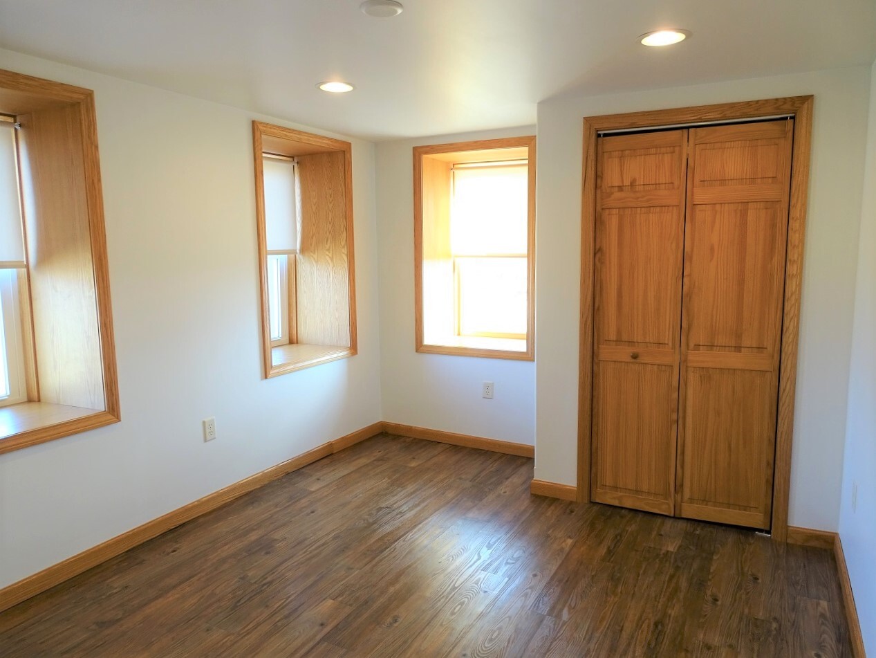 Building Photo - 454 Race Rd