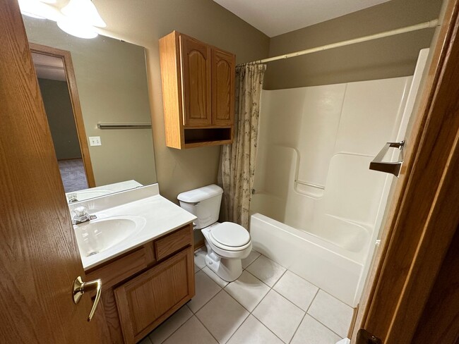 Building Photo - Huge 3BR/3BA house on Madison's West Side!