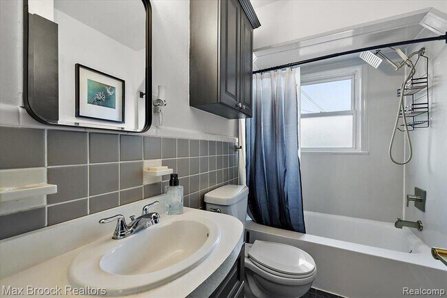 Building Photo - 3207 N Altadena Ave