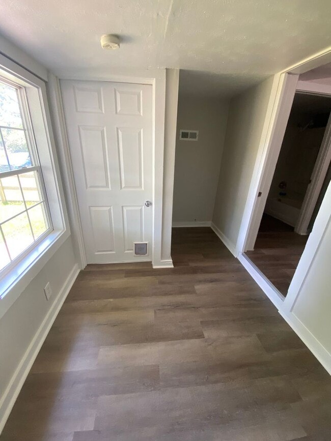 Building Photo - CLEVES - Adorable fresh tiny home w fenced...