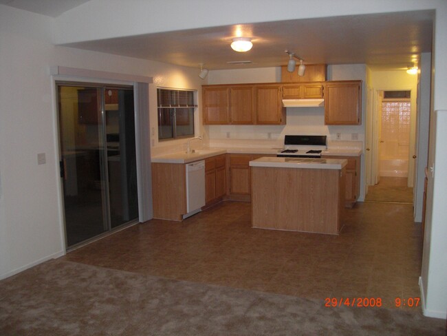 KITCHEN - 20 Woodcarver St