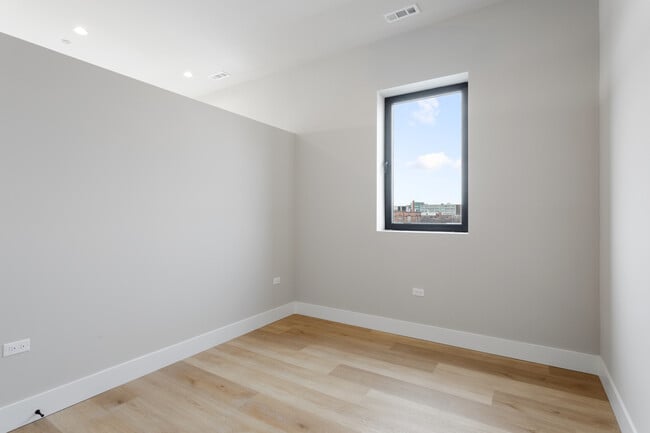 Building Photo - 2505 W Farragut Ave