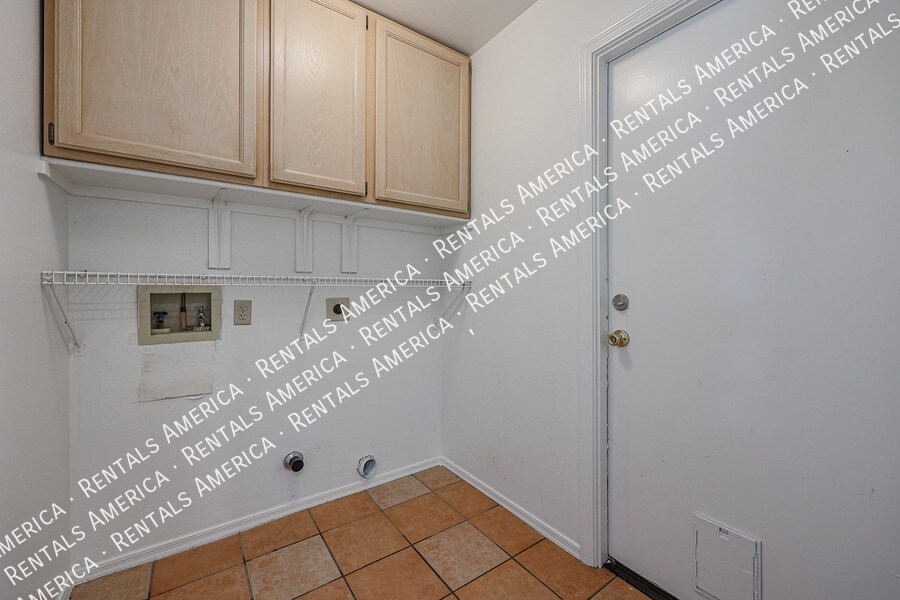 Building Photo - 5515 E Farmdale Ave