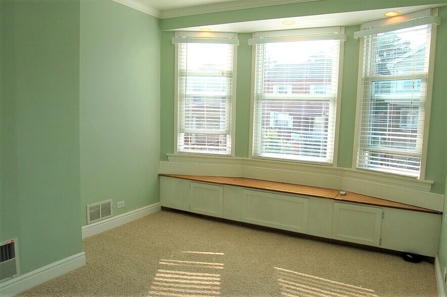 Building Photo - 1527 Orangewood Ave