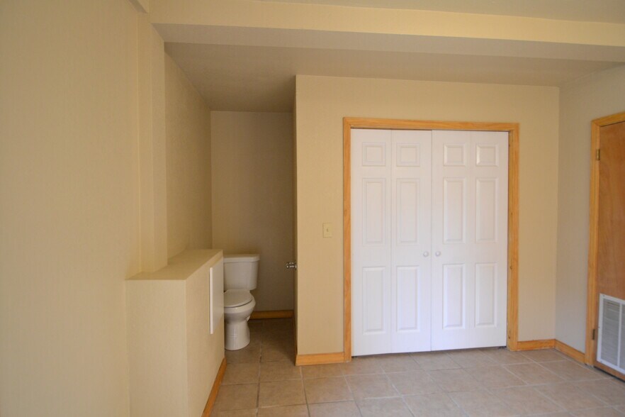 Building Photo - 1203 S Osteopathy Ave
