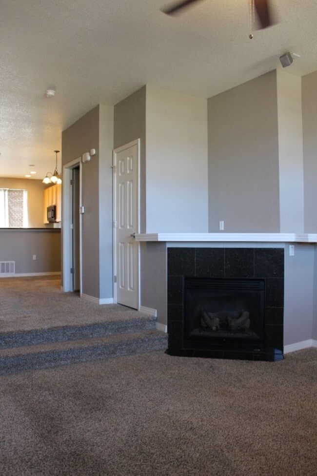 Building Photo - Stonegate Townhouse w/ 3 br/3 1/2 baths!!
